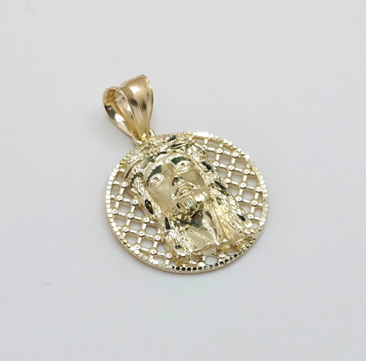 10K MEDIUM ROUND NET BACKGROUND JESUS FACE – JY Jewelry Wholesale