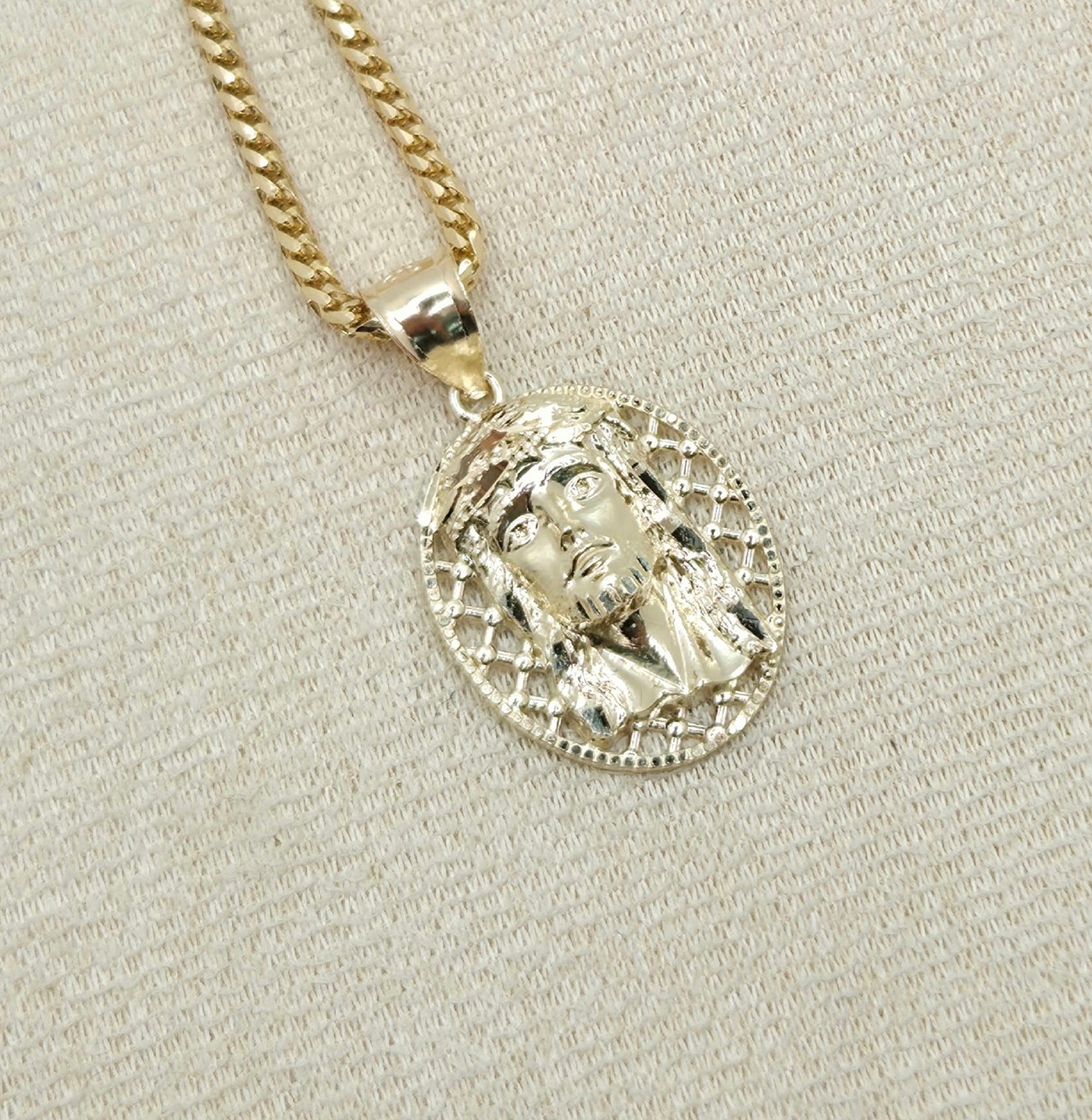 10K MEDIUM OVAL NET BACKGROUND JESUS FACE – JY Jewelry Wholesale