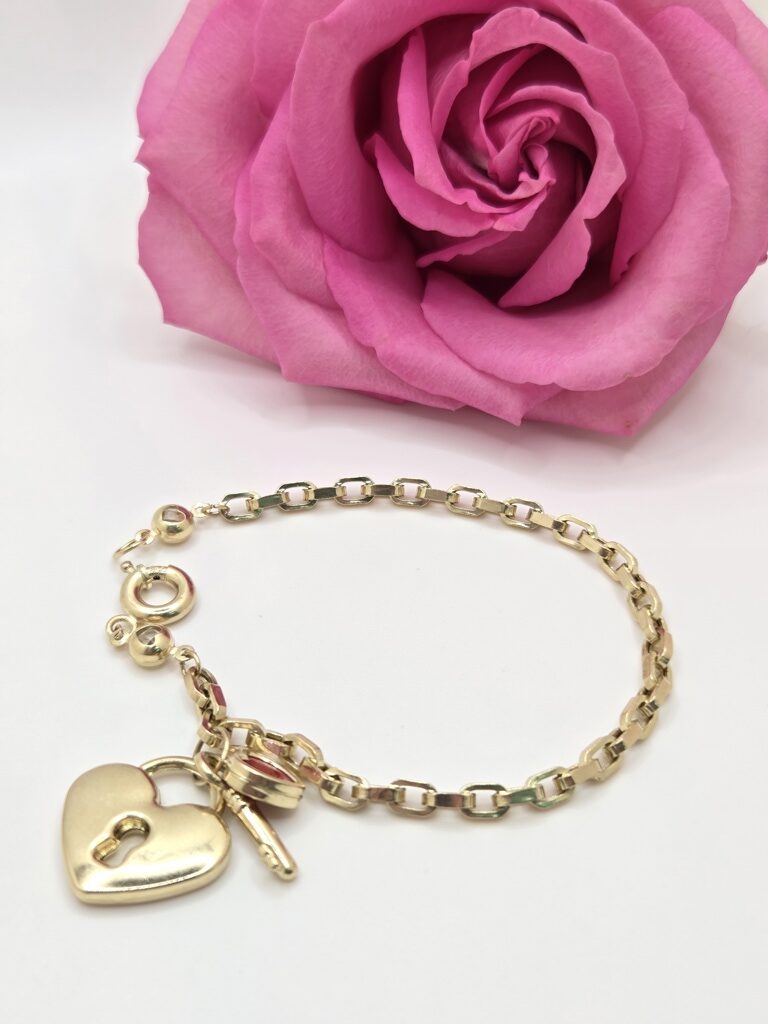 14K SQUARE PAPER CLIP HEART AND KEY PENDANT BRACELET – 8" – JY Jewelry Wholesale