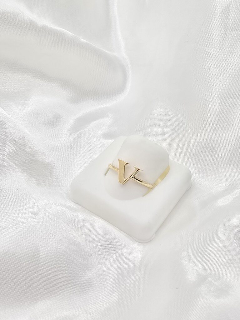 14K "V" LETTER RING – 7 – JY Jewelry Wholesale