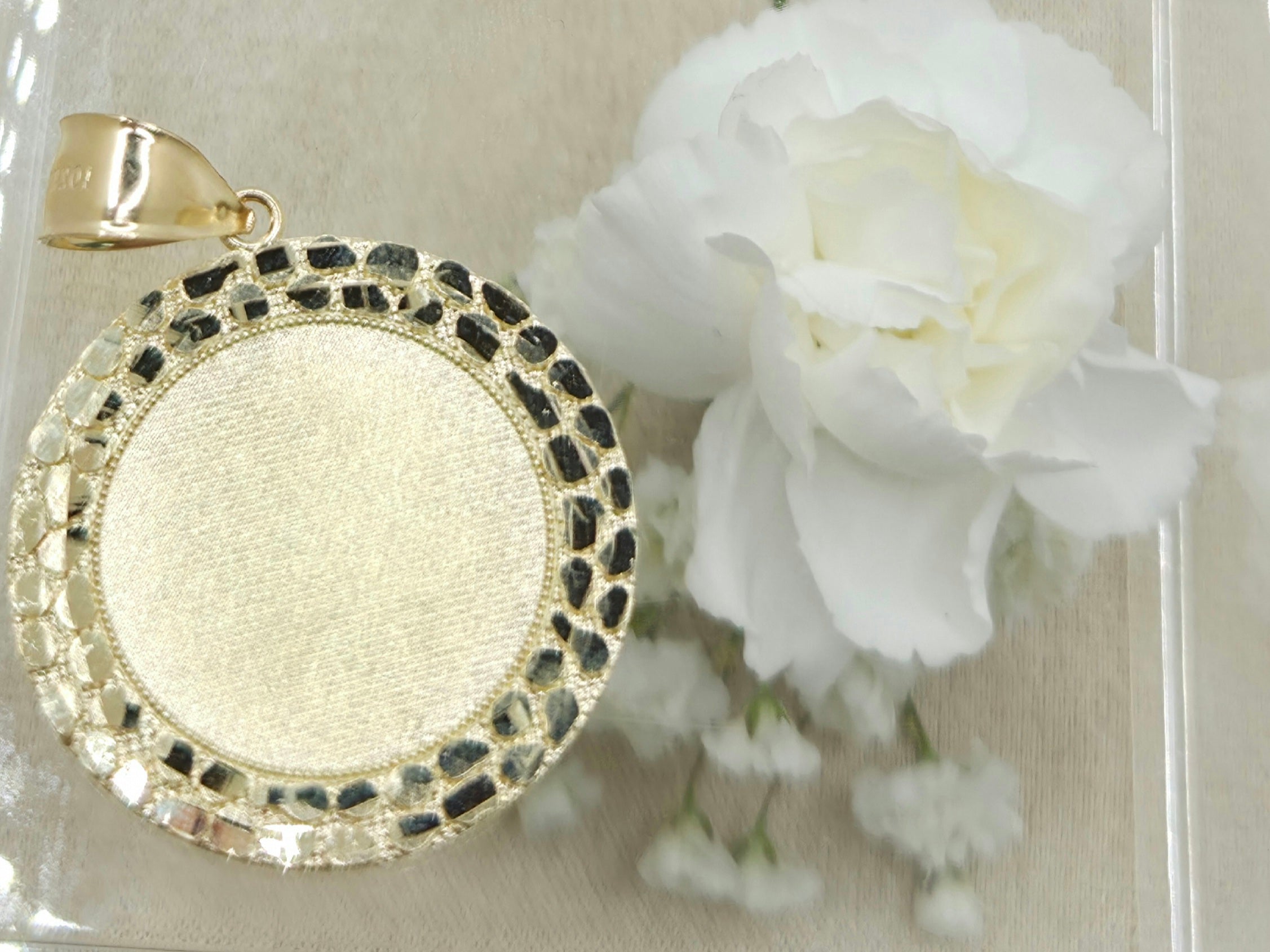 10K NUGGET FRAME ROUND MEMORIAL PENDANT – JY Jewelry Wholesale