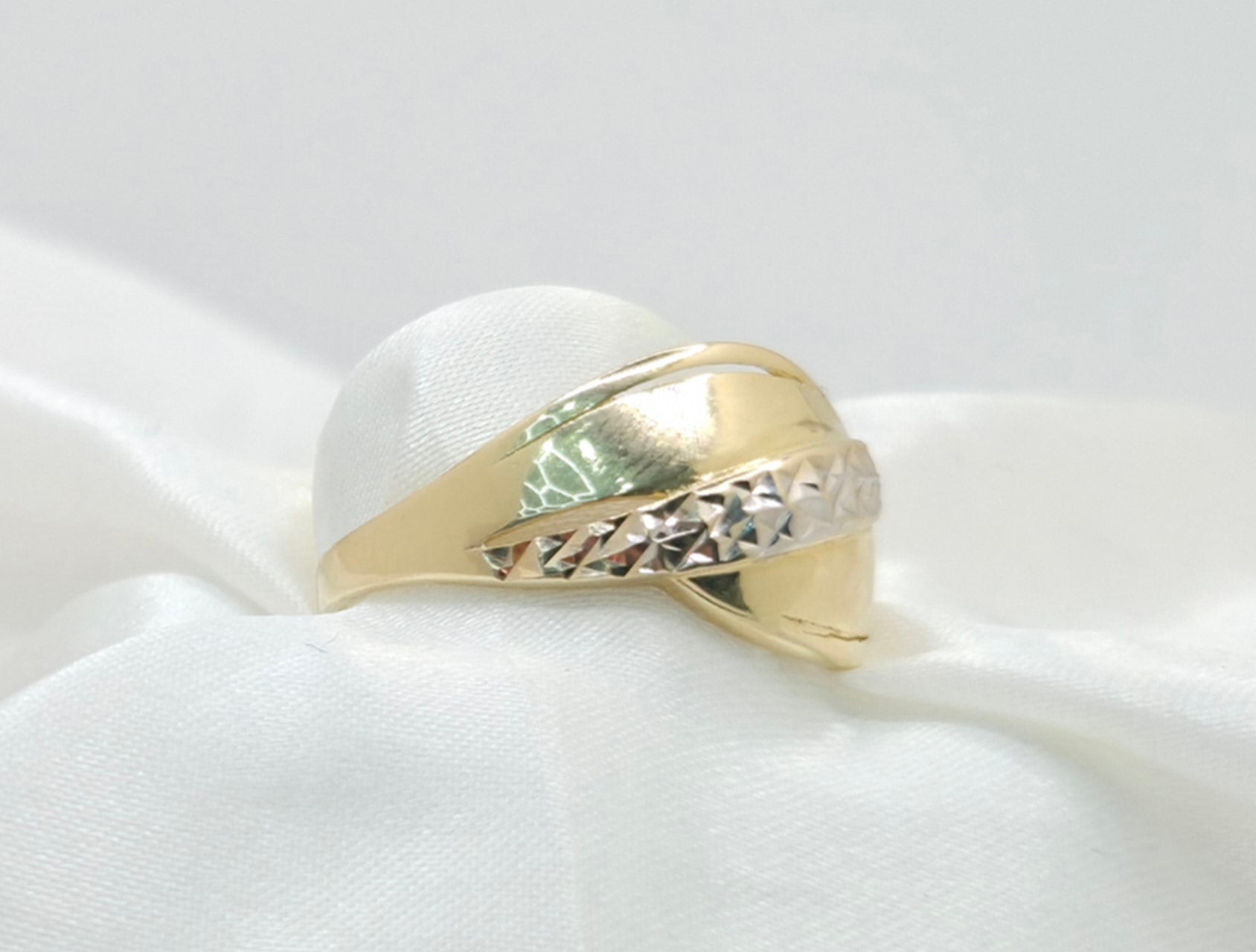 14K ELEGANT TWO TONE DIAMOND CUT DETAIL WOMEN'S RING – 10.5 – JY Jewelry Wholesale