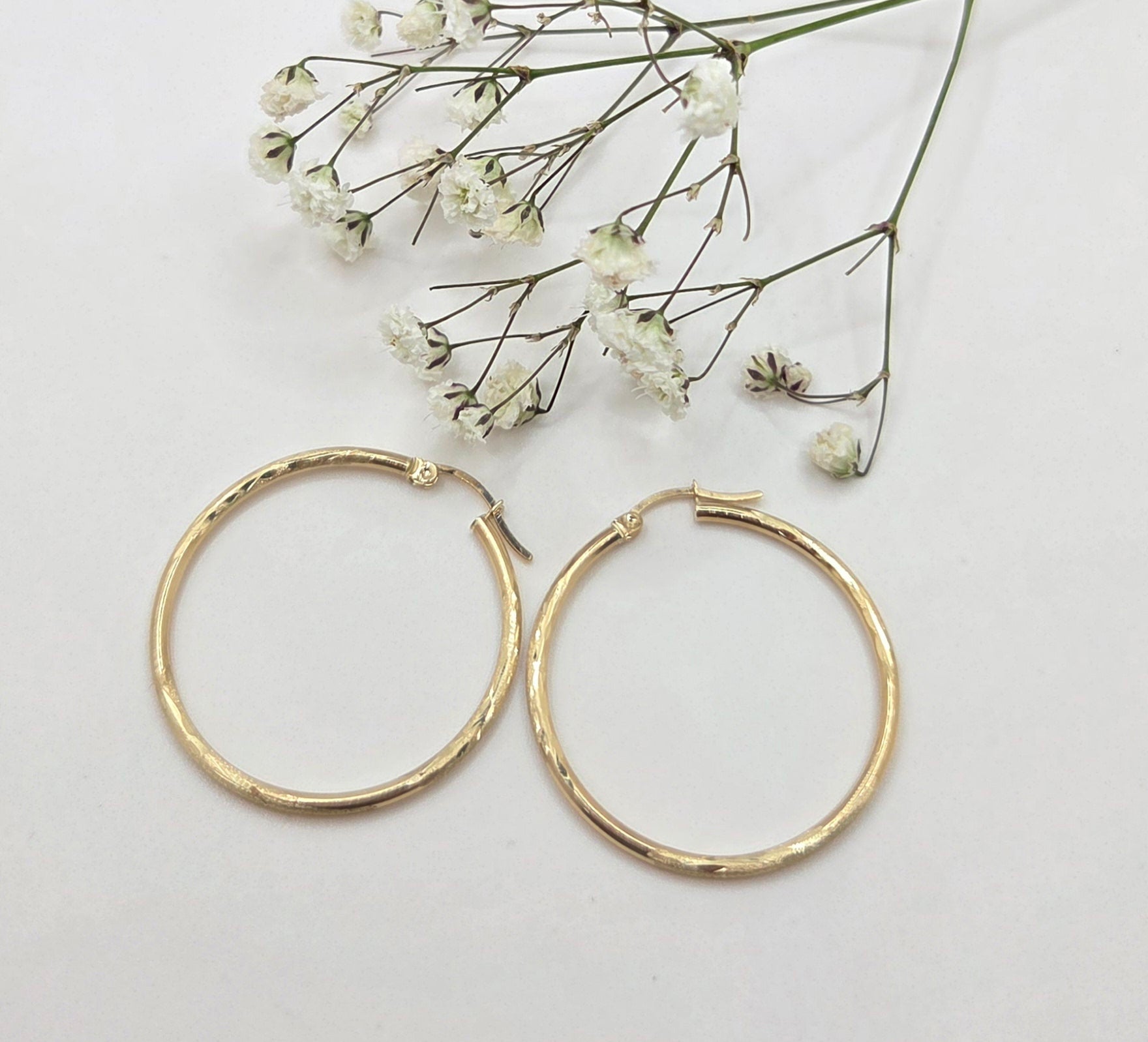 10K NEVADAS DESIGN HOOPS EARRINGS – 4 2MM – JY Jewelry Wholesale
