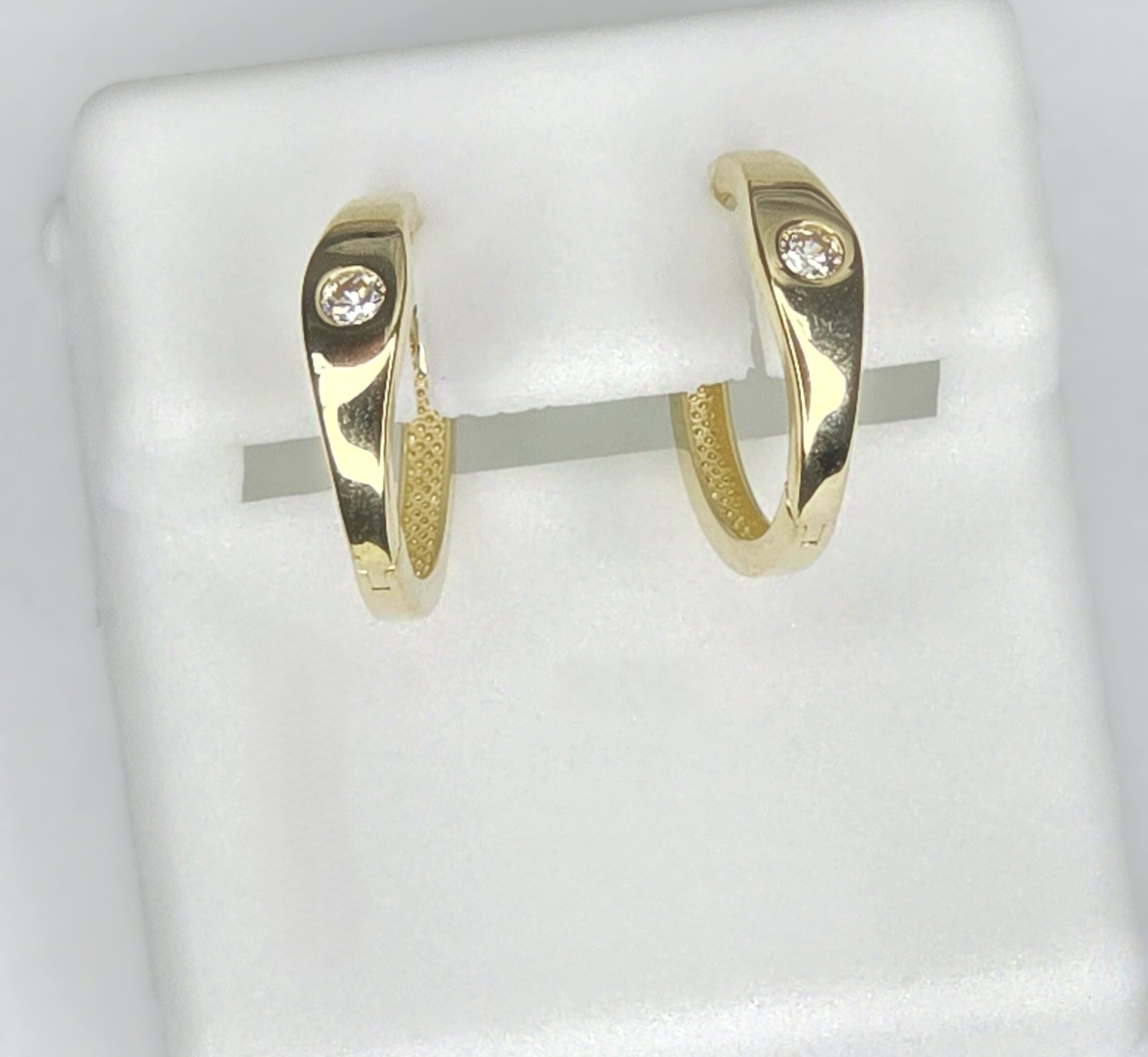 10K ELEGANT STONE DETAIL HOOPS EARRINGS – SMALL – JY Jewelry Wholesale