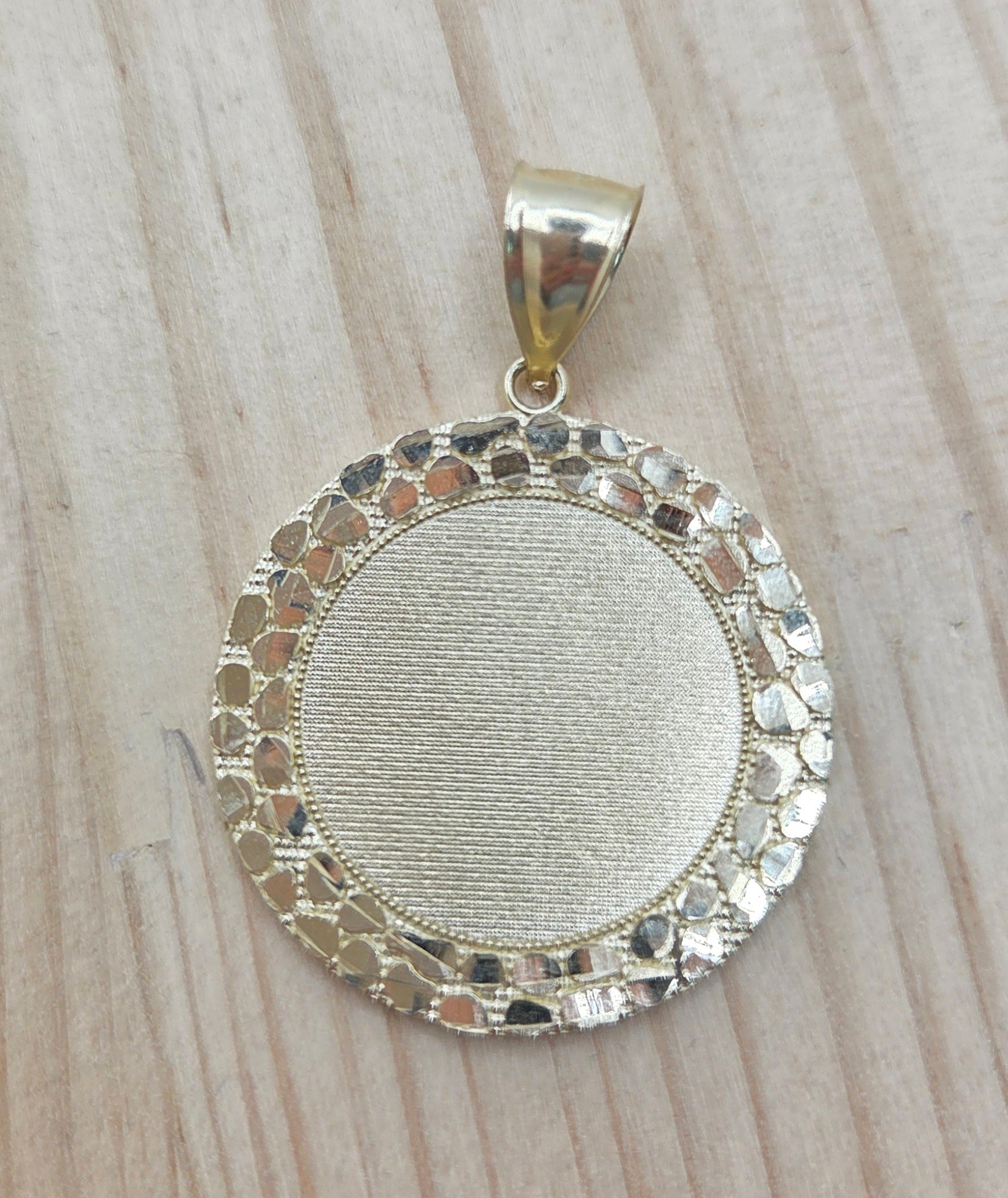 10K NUGGET FRAME ROUND MEMORIAL PENDANT – JY Jewelry Wholesale