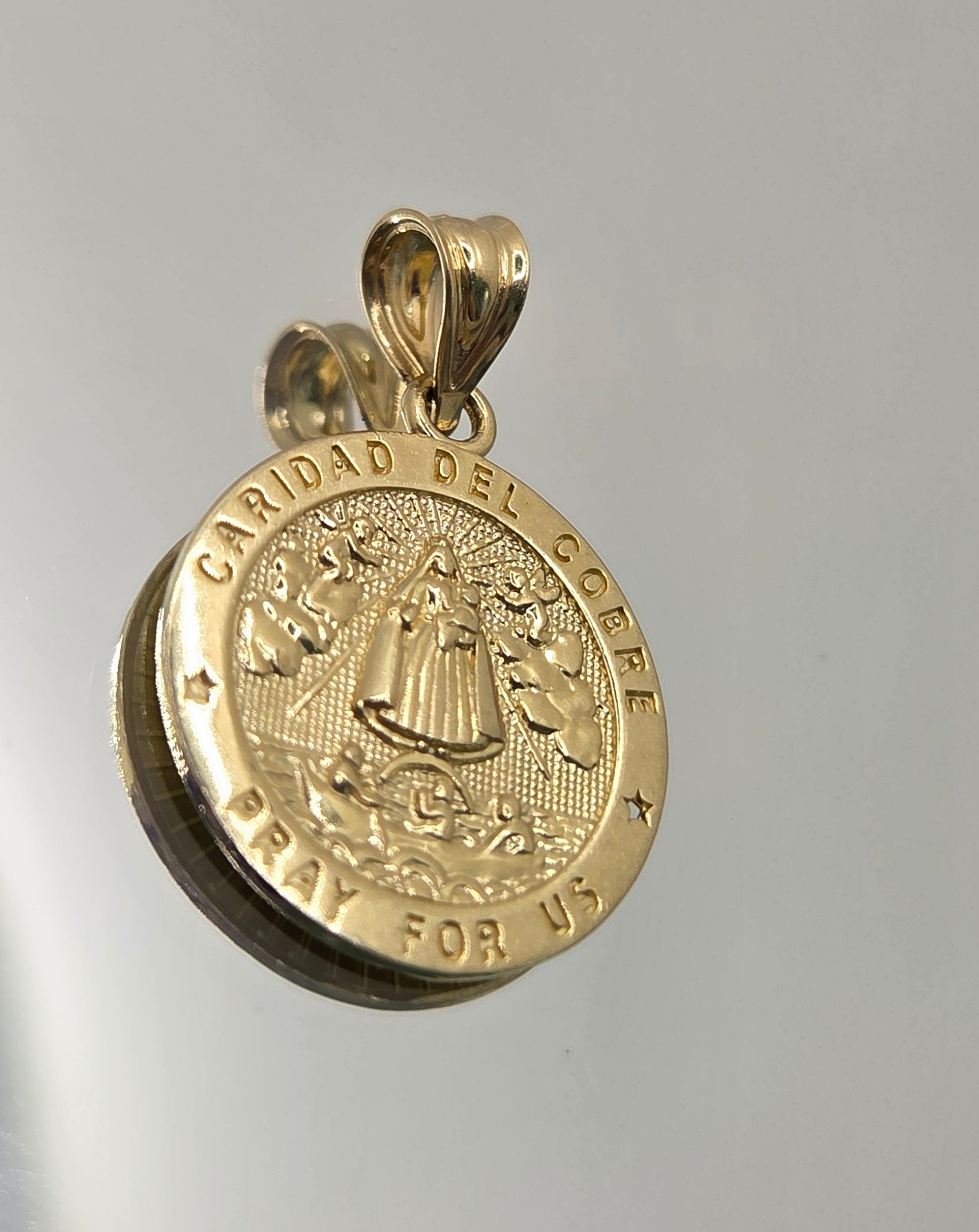 10K CIRCULAR PLAIN VIRGEN DE LA CARIDAD PENDANT – JY Jewelry Wholesale
