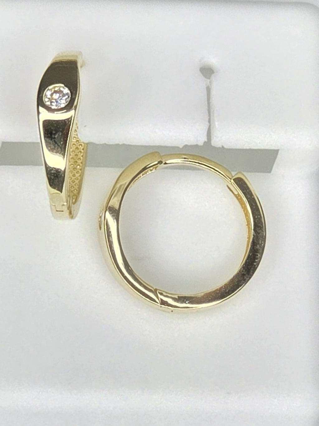 10K ELEGANT STONE DETAIL HOOPS EARRINGS – SMALL – JY Jewelry Wholesale