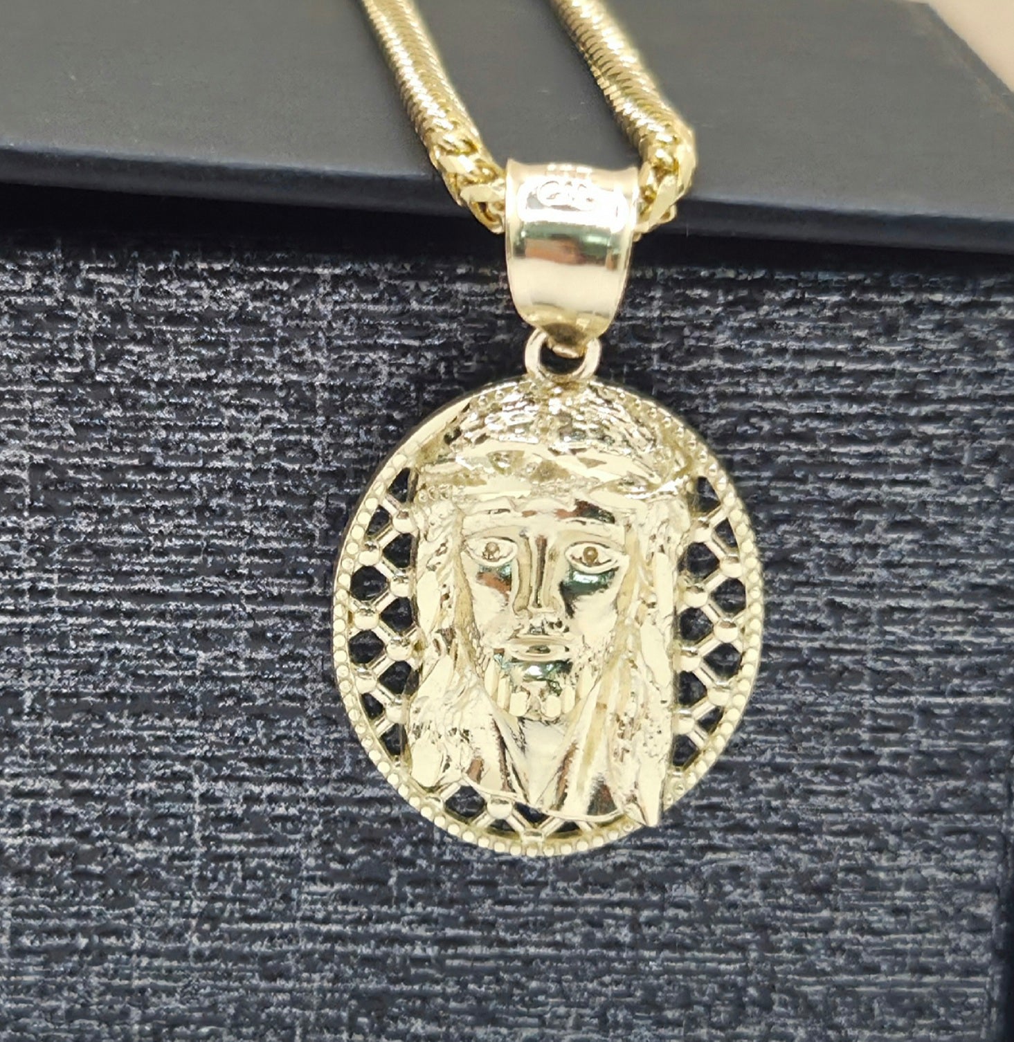 10K MEDIUM OVAL NET BACKGROUND JESUS FACE – JY Jewelry Wholesale