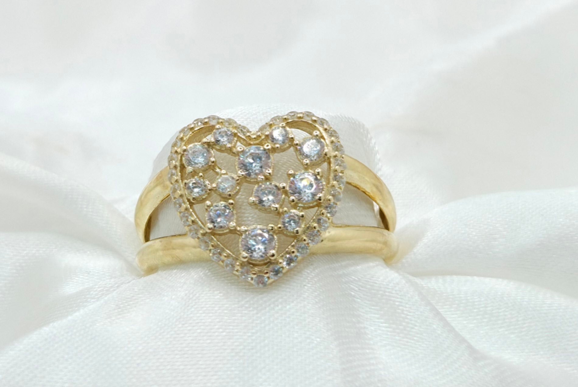 10K WHITE STONES HEART RING CZ – 7-8 – JY Jewelry Wholesale
