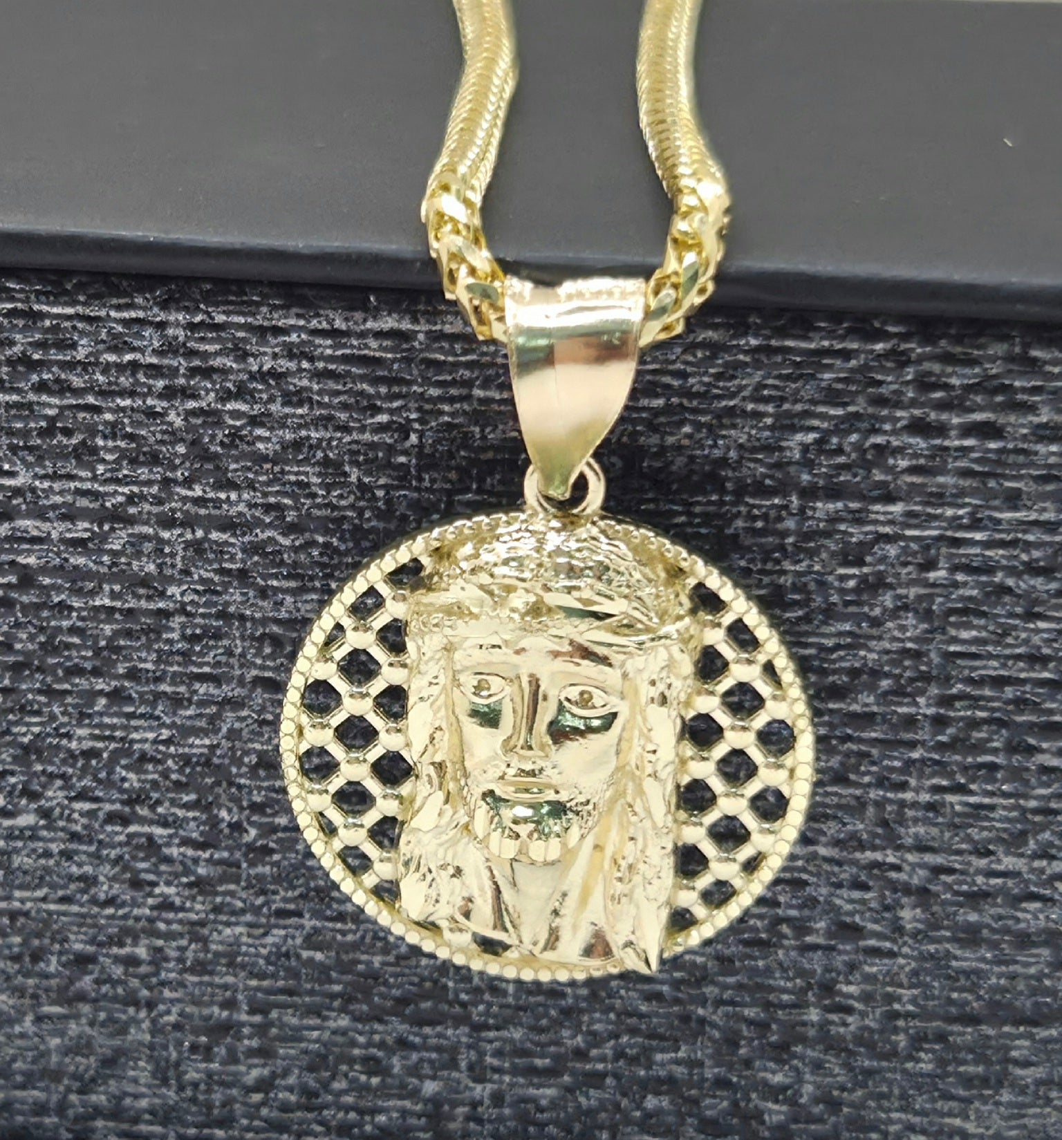10K MEDIUM ROUND NET BACKGROUND JESUS FACE – JY Jewelry Wholesale
