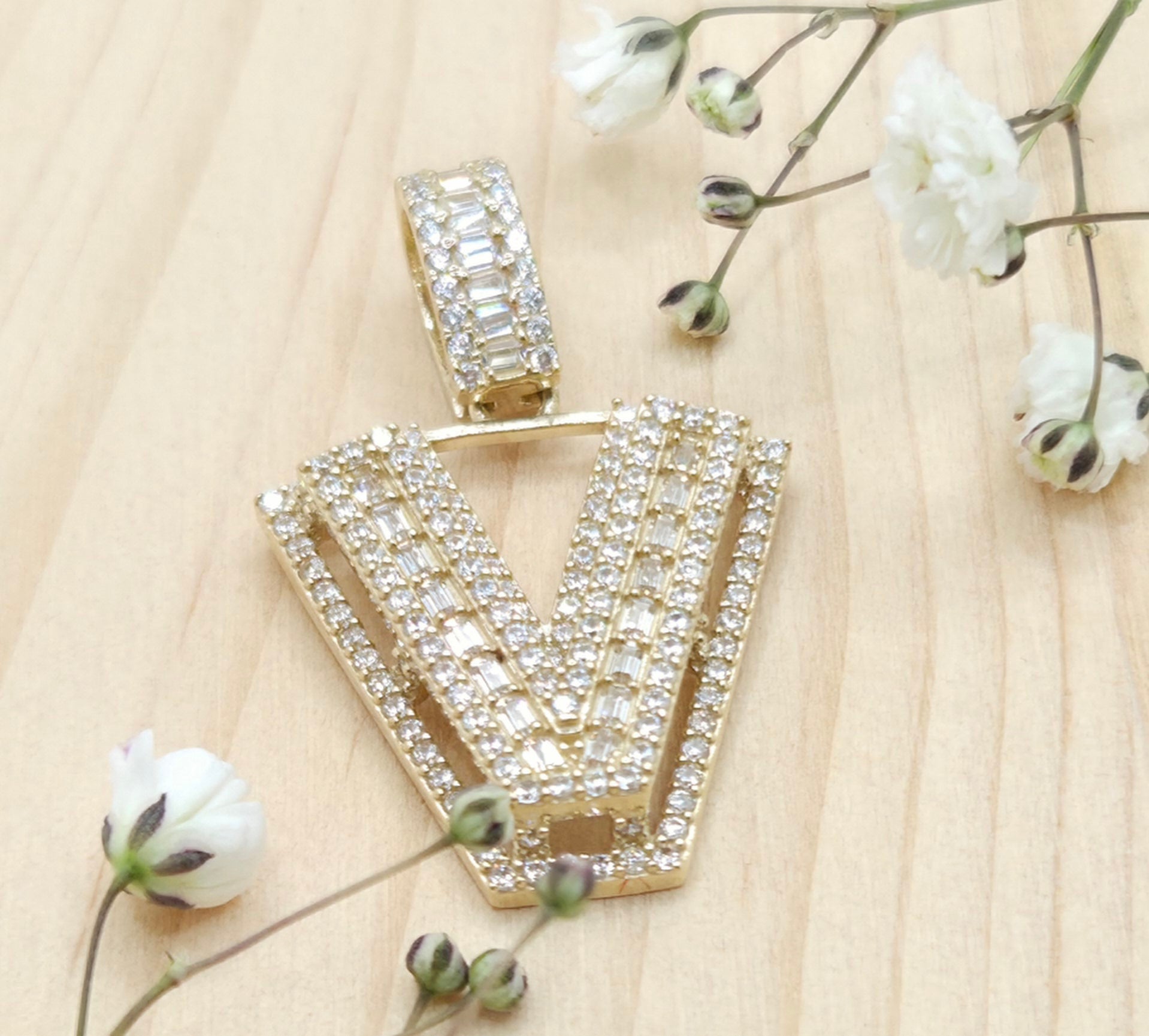 10K MEDIUM CZ "V" LETTER PENDANT – JY Jewelry Wholesale